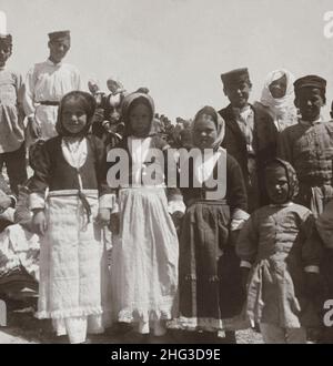 Vintage-Foto von Bauernmädchen auf dem Osterfest, Magara, Griechenland. 1900s Stockfoto