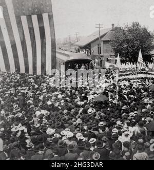 Präsident McKinleys herzliches Willkommen in General Wheelers Heimatstadt Decatur, Alabama, USA. 1900s William McKinley auf der Rückseite des Zuges und Menschenmenge. Stockfoto