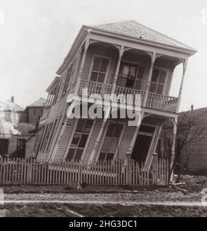 Archivfoto des Hurrikans Galveston 1900: Ein teilweise beschädigtes Haus. Texas, USA. Oktober 1900 Stockfoto