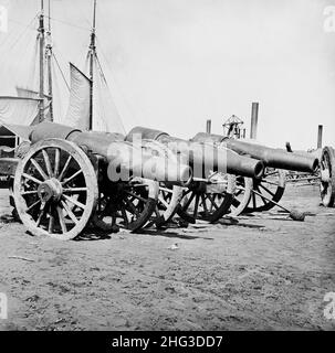 Amerikanischer Bürgerkrieg. 1861-1865. Richmond, Virginia. Erbeutete Belagerungs-Waffe bei Rocketts. April 1865 Stockfoto