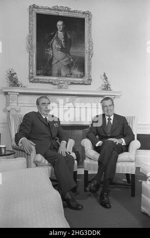 Präsident Richard Nixon und der sowjetische Führer Leonid Breschnew saßen im Weißen Haus, Porträt von George Washington im Hintergrund. USA. 18. Juni 19 Stockfoto