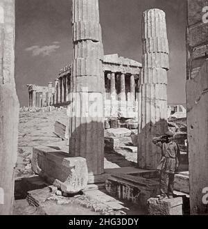 Vintage-Foto des Parthenons durch die Säulen der propylaea, der Akropolis, Athen, Griechenland Stockfoto