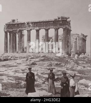 Vintage-Foto des berühmtesten klassischen Tempels der Welt, dem Parthenon in Athen, Griechenland. Das Foto von 1907 zeigt eine Gruppe von Frauen, die mit dem stehen Stockfoto