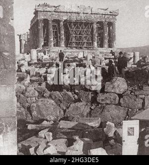 Vintage-Foto des Parthenon, östlich vom Akropolis-Eingang über der alten Pelasgischen Mauer. Athen, Griechenland. 1900s Stockfoto