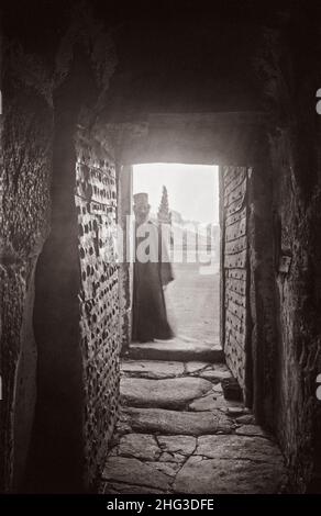 Vintage-Foto von Palestina. Nach Sinai über das Rote Meer, Tor und Wady Hebran. Eingangstor des Klosters der heiligen Katharina. 1910s Stockfoto