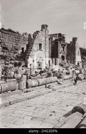 Vintage-Foto der Ruinen von Jerash (Gerasa). Tor zum Tempel der Artemis. Dreifaches Tor und Aufstieg von der Hauptstraße. Nordjordanien. 1920s Stockfoto