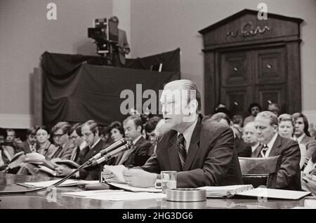 Präsident Gerald Ford erscheint bei der Anhörung des Justizunterausschusses des Repräsentantenhauses zur Begnadigung des ehemaligen Präsidenten Richard Nixon, Washington, D.C., 17. Oktober, Stockfoto