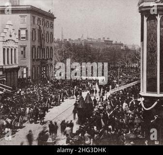 Vintage-Foto des Union Square, Lincolns Beerdigung. USA. 1865 Foto zeigt Ansicht von Pferdekutschen in Lincolns Trauerzug am Broadway Stockfoto