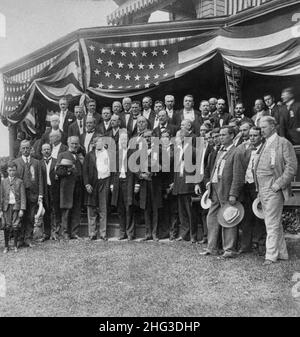 Vintage-Foto von Präsident Roosevelt, Sprecher Cannon und Mitgliedern des Notifizierungskomitees für die Neuveröffentlichung, in Sagamore Hill, Oyster Bay, N.Y., USA. Stockfoto