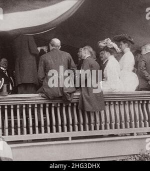 Vintage-Foto des Sprechers Cannon, der Präsident Roosevelt formell über seine Nominierung in Sagamore Hill, Oyster Bay, New York, USA, informiert hat. August 1904 Stockfoto