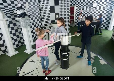 Kinder im Zimmer der Gäste Stockfoto