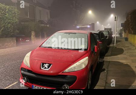 Frost bedeckt die Windschutzscheibe eines Autos in Kew, im Südwesten Londons, während die Hauptstadt nach einer Nacht aufwacht, als die Temperaturen wieder unter den Gefrierpunkt tauchten. Bilddatum: Dienstag, 18. Januar 2022. Stockfoto