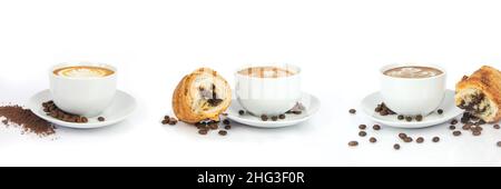 3 Tassen Kaffee auf weißen Tellern mit Café Latte und Croissants mit Schokolade, Kaffeesamen und Pulver auf weißem, isoliertem Hintergrund. Grafiken rendern Stockfoto