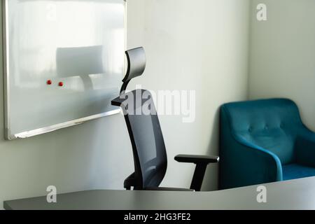 Eine kurze Aufnahme eines tragbaren Büroschreibtisches mit Computergeräten, Zubehör und Dekorationen auf einem weißen Tisch. Stockfoto