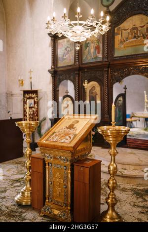 Ikone auf einem Stand vor dem Altar in der Kirche St. Sava in Tivat Stockfoto