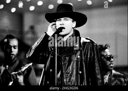 Sanremo Italien, 1995-02-23 :Sting während des italienischen Liedfestivals in Sanremo singt das neue Lied 'This Cowboy Song' Stockfoto