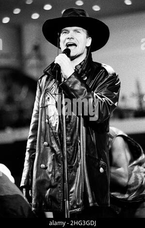 Sanremo Italien, 1995-02-23 :Sting während des italienischen Liedfestivals in Sanremo singt das neue Lied 'This Cowboy Song' Stockfoto