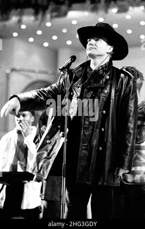 Sanremo Italien, 1995-02-23 :Sting während des italienischen Liedfestivals in Sanremo singt das neue Lied 'This Cowboy Song' Stockfoto