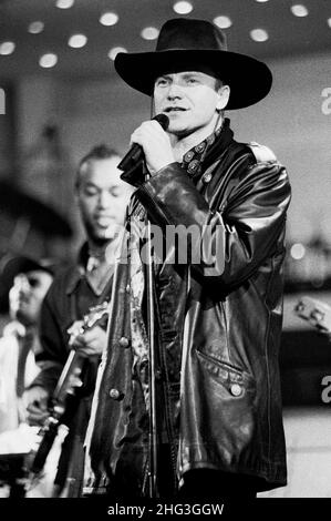 Sanremo Italien, 1995-02-23 :Sting während des italienischen Liedfestivals in Sanremo singt das neue Lied 'This Cowboy Song' Stockfoto