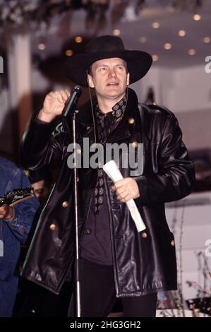 Sanremo Italien, 1995-02-23 :Sting während des italienischen Liedfestivals in Sanremo singt das neue Lied 'This Cowboy Song' Stockfoto