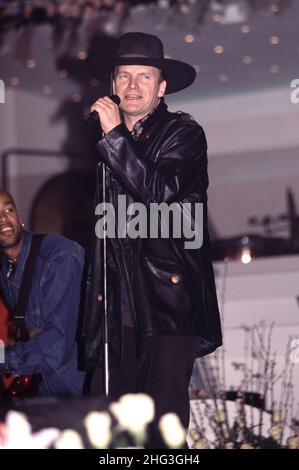 Sanremo Italien, 1995-02-23 :Sting während des italienischen Liedfestivals in Sanremo singt das neue Lied 'This Cowboy Song' Stockfoto