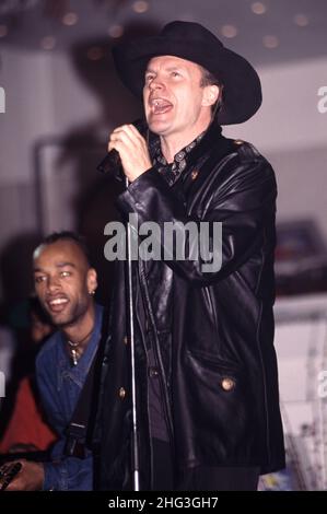 Sanremo Italien, 1995-02-23 :Sting während des italienischen Liedfestivals in Sanremo singt das neue Lied 'This Cowboy Song' Stockfoto