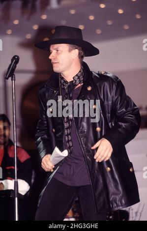 Sanremo Italien, 1995-02-23 :Sting während des italienischen Liedfestivals in Sanremo singt das neue Lied 'This Cowboy Song' Stockfoto