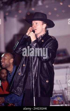 Sanremo Italien, 1995-02-23 :Sting während des italienischen Liedfestivals in Sanremo singt das neue Lied 'This Cowboy Song' Stockfoto