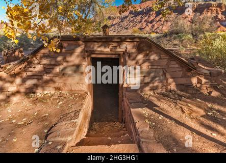 Root Cellar, 1878, Dugout auf der Lonely Dell Ranch, Paria Canyon, in der Nähe von Lees Ferry, Glen Canyon National Recreation Area, Arizona, USA Stockfoto