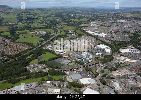 Luftaufnahme von Burnley mit Blick nach Nordosten über die Stadt in Richtung Nelson und den Pennines in der Ferne mit der Autobahn M65 auf der linken Seite Stockfoto