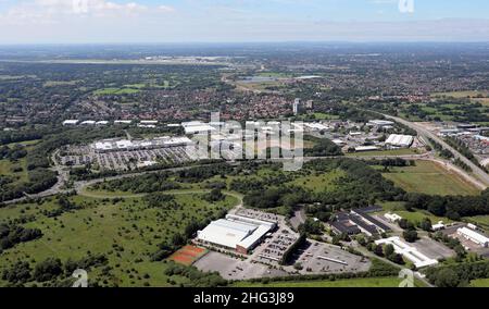 Luftaufnahme von DBS Cheadle Hulme & Total Fitness Wilmslow, dann Handforth Dean Retail Park mit Blick nach Westen in Richtung Manchester Airport in der Ferne Stockfoto