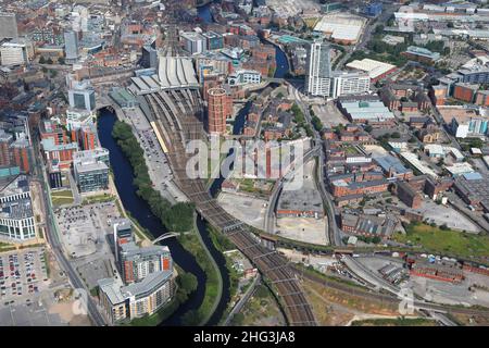 Luftaufnahme des Stadtbahnhofs von Leeds aus dem Westen mit Blick nach Osten auf die Globe Road und Water Lane, Leeds, West Yorkshire Stockfoto