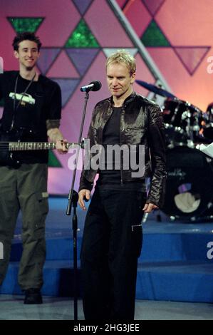 Mailand Italien 1999-12-19: Sting während der Mediaset-Fernsehsendung "das schönste Geschenk" im Nationaltheater Stockfoto