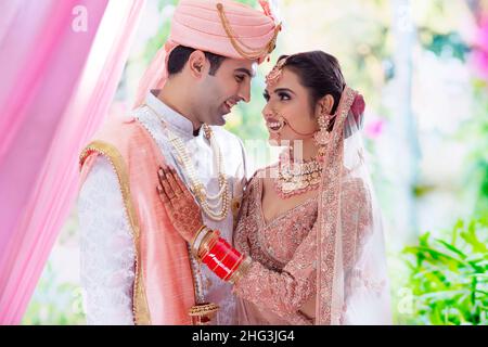 Porträt eines indischen Ehepaars, das vor der Kamera posiert, um ein Fotoalbum zu machen Stockfoto