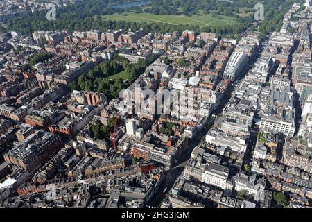 Luftaufnahme mit Blick nach Westen auf die Oxford Street (an der U-Bahnstation Bond Street) in Richtung Marble Arch & Hyde Park, London W1 Stockfoto