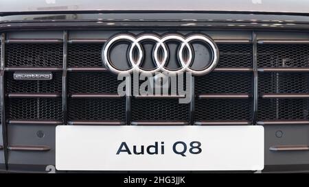 Minsk, Weißrussland - 20. Dez 2021: Audi Q8 Kühlergrill aus nächster Nähe Stockfoto