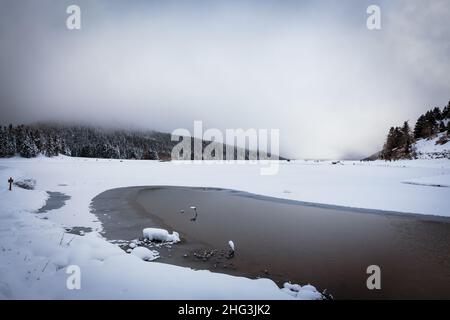 Der Lac de Payolle ist ein künstlicher See in den französischen Pyrenäen. Es befindet sich in den Gemeinden Campan und Arreau des Departements Hautes-Pyrénées Stockfoto