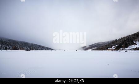 Der Lac de Payolle ist ein künstlicher See in den französischen Pyrenäen. Es befindet sich in den Gemeinden Campan und Arreau des Departements Hautes-Pyrénées Stockfoto