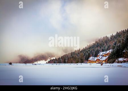 Der Lac de Payolle ist ein künstlicher See in den französischen Pyrenäen. Es befindet sich in den Gemeinden Campan und Arreau des Departements Hautes-Pyrénées Stockfoto