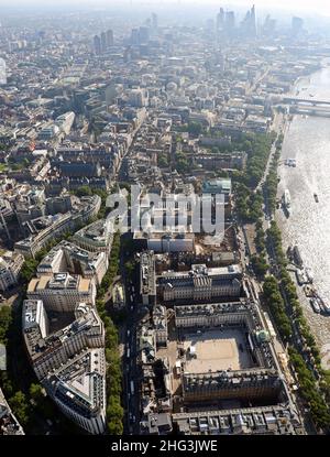 Luftaufnahme von The Strand mit Blick nach Osten entlang der Themse, London. Somerset House, Courtauld Gallery & Kings College stehen im Vordergrund Stockfoto