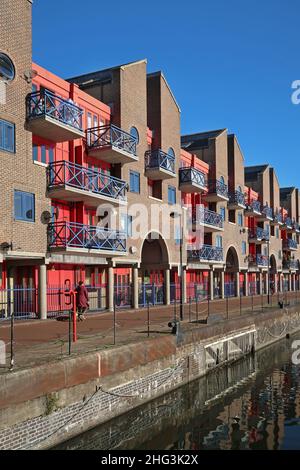 Gehäuse auf der Nordseite des Shadwell Basin, Wapping, London. Entworfen im Post Modern Stil von den Architekten MJP. Stockfoto