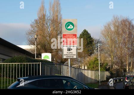 Schild für Greater Manchester Clean Air Zone in Cheadle mit nicht identifizierten Autos in der Warteschlange. Stockfoto