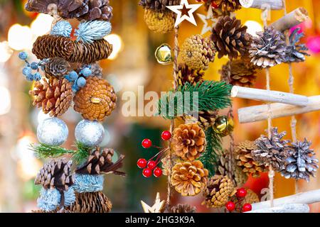 Mehrfarbige Neujahrsgirlanden zum Verkauf auf dem Straßenmarkt Stockfoto
