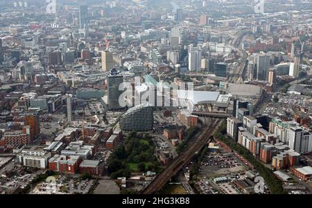 Luftaufnahme des Stadtzentrums von Manchester mit Blick vom Nordosten auf das CIS-Hauptquartier, das National Football Museum & Victoria Station, Großbritannien Stockfoto
