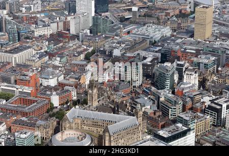 Luftaufnahme des Stadtzentrums von Manchester aus dem Süden in der Nähe des Rathauses, Großbritannien Stockfoto
