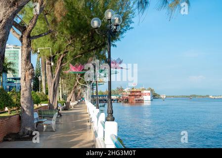 Vietnam – 10. Januar 2022. Lizenzfreie Bilder hoher Qualität. Touristenboote und Touristenyacht werden am Kai geparkt und warten auf Touristen Ninh Kie Stockfoto