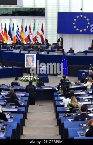 Roberta Metsola nimmt am 17. Januar 2022 am Europäischen Parlament in Straßburg, Frankreich, an einer Hommage an den verstorbenen Präsidenten des Europäischen Parlaments, David Sassoli, Teil. Metsola, ein Mitglied der rechten EVP-Fraktion aus Malta, gehört zu den vier Kandidaten für den Beitritt zum EU-parlament. Jeder wird sich am Dienstag bei seinen Kolleginnen und Kollegen in Straßburg für die Nachfolge von Sassoli, der am 11. Januar verstorben ist und dessen Amtszeit diese Woche endete, zur Sache machen. Aber die vierköpfige Mutter hat auch Kritik von einigen ihrer Kollegen wegen ihrer Ansichten gegen Abtreibungen gezogen, die in Malta, dem letzten EU-Gräfin, weit verbreitet sind Stockfoto