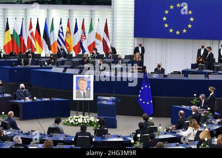 Roberta Metsola nimmt am 17. Januar 2022 am Europäischen Parlament in Straßburg, Frankreich, an einer Hommage an den verstorbenen Präsidenten des Europäischen Parlaments, David Sassoli, Teil. Metsola, ein Mitglied der rechten EVP-Fraktion aus Malta, gehört zu den vier Kandidaten für den Beitritt zum EU-parlament. Jeder wird sich am Dienstag bei seinen Kolleginnen und Kollegen in Straßburg für die Nachfolge von Sassoli, der am 11. Januar verstorben ist und dessen Amtszeit diese Woche endete, zur Sache machen. Aber die vierköpfige Mutter hat auch Kritik von einigen ihrer Kollegen wegen ihrer Ansichten gegen Abtreibungen gezogen, die in Malta, dem letzten EU-Gräfin, weit verbreitet sind Stockfoto