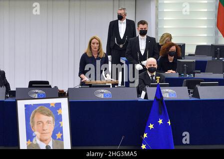 Roberta Metsola nimmt am 17. Januar 2022 am Europäischen Parlament in Straßburg, Frankreich, an einer Hommage an den verstorbenen Präsidenten des Europäischen Parlaments, David Sassoli, Teil. Metsola, ein Mitglied der rechten EVP-Fraktion aus Malta, gehört zu den vier Kandidaten für den Beitritt zum EU-parlament. Jeder wird sich am Dienstag bei seinen Kolleginnen und Kollegen in Straßburg für die Nachfolge von Sassoli, der am 11. Januar verstorben ist und dessen Amtszeit diese Woche endete, zur Sache machen. Aber die vierköpfige Mutter hat auch Kritik von einigen ihrer Kollegen wegen ihrer Ansichten gegen Abtreibungen gezogen, die in Malta, dem letzten EU-Gräfin, weit verbreitet sind Stockfoto