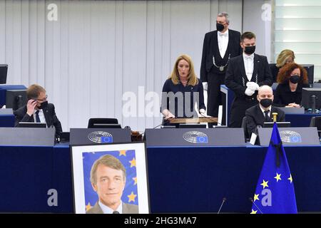 Roberta Metsola nimmt am 17. Januar 2022 am Europäischen Parlament in Straßburg, Frankreich, an einer Hommage an den verstorbenen Präsidenten des Europäischen Parlaments, David Sassoli, Teil. Metsola, ein Mitglied der rechten EVP-Fraktion aus Malta, gehört zu den vier Kandidaten für den Beitritt zum EU-parlament. Jeder wird sich am Dienstag bei seinen Kolleginnen und Kollegen in Straßburg für die Nachfolge von Sassoli, der am 11. Januar verstorben ist und dessen Amtszeit diese Woche endete, zur Sache machen. Aber die vierköpfige Mutter hat auch Kritik von einigen ihrer Kollegen wegen ihrer Ansichten gegen Abtreibungen gezogen, die in Malta, dem letzten EU-Gräfin, weit verbreitet sind Stockfoto